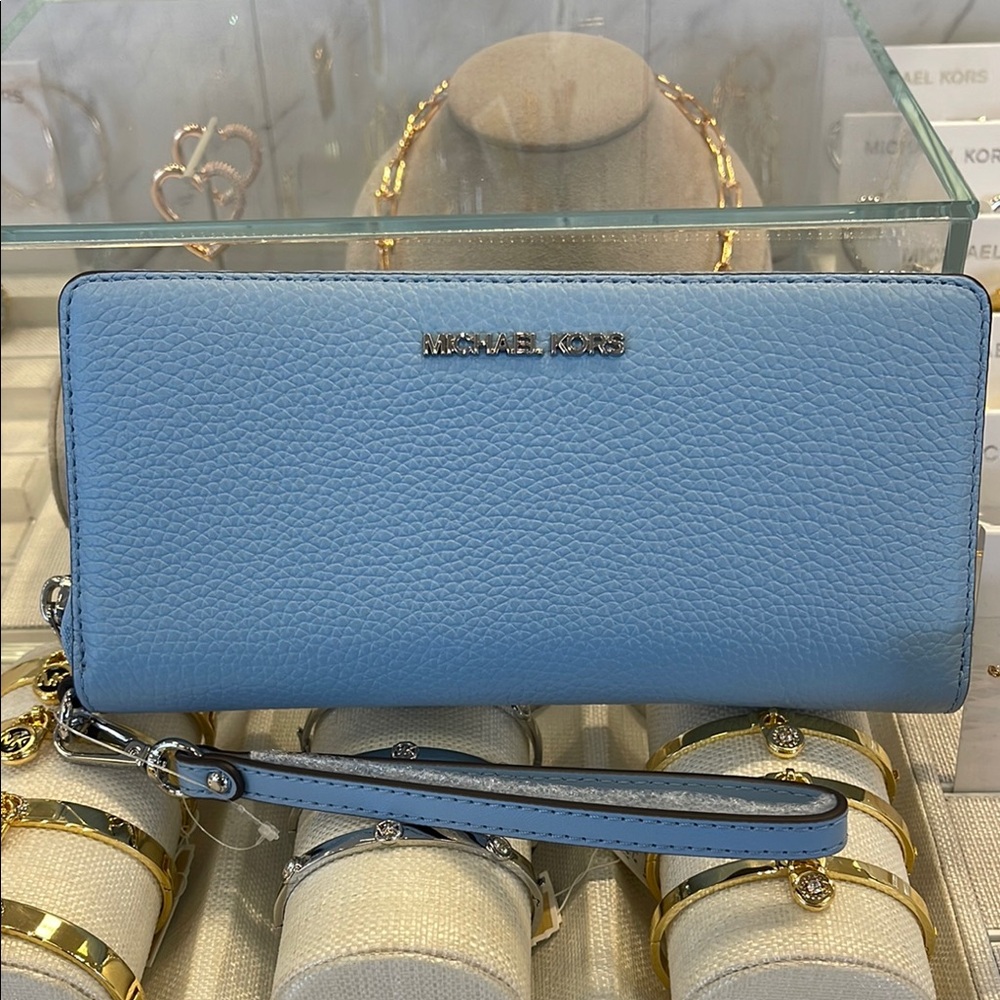 MICHAEL KORS Large Pebbled Leather Continental Wallet Wristlet Phone Holder
NWT - Picture 4 of 16